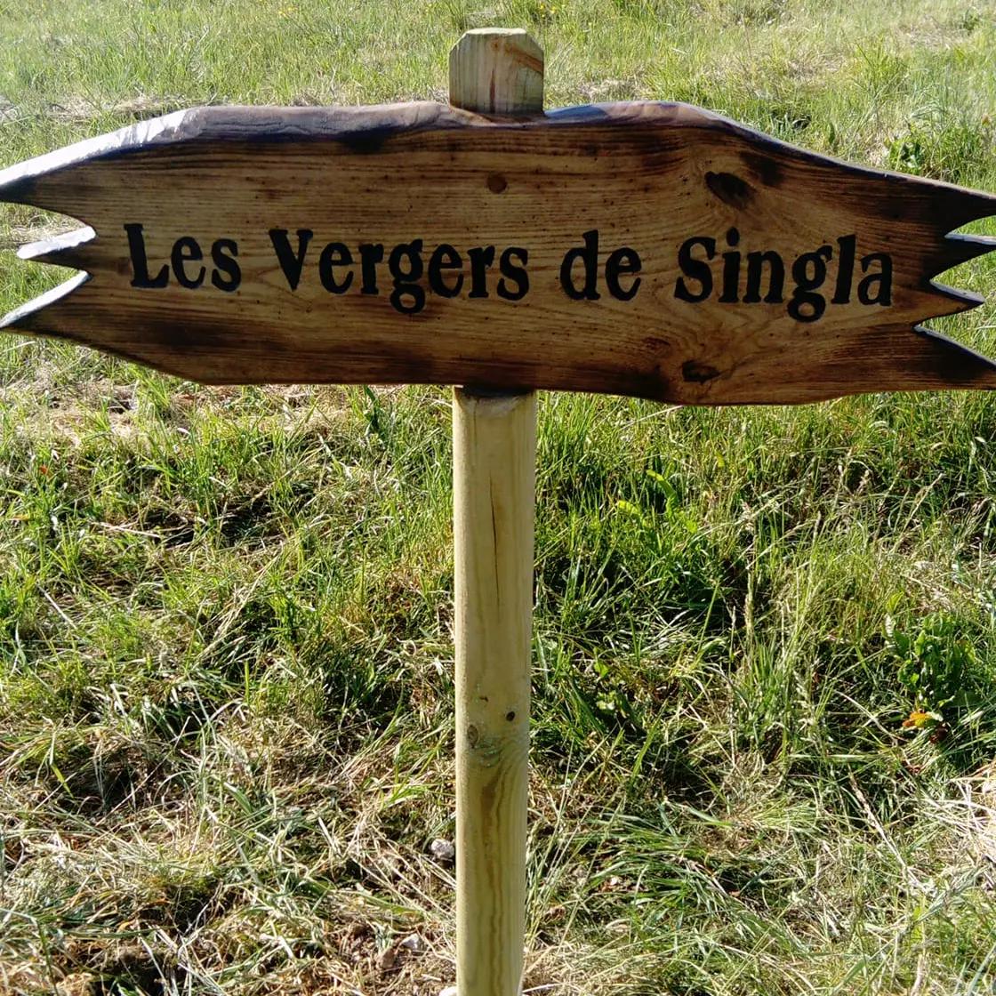 DEGAQU047V50J9HT_Les vergers de Singla_panneau