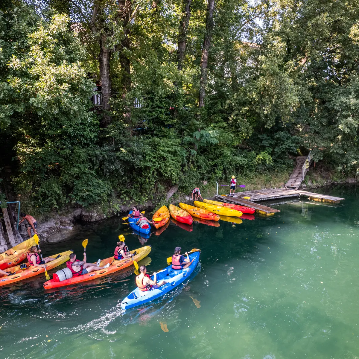 Plan d'eau et canoë
