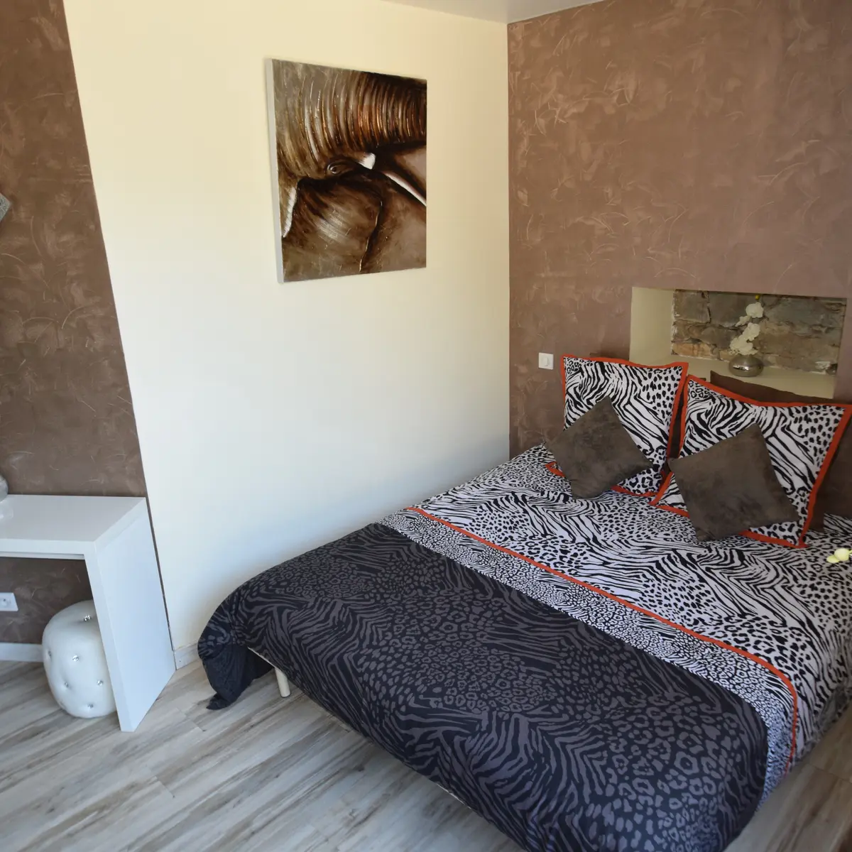 Suite Baume chambre design familiale pour 2 à 3 pers avec terrasse et baie vitré