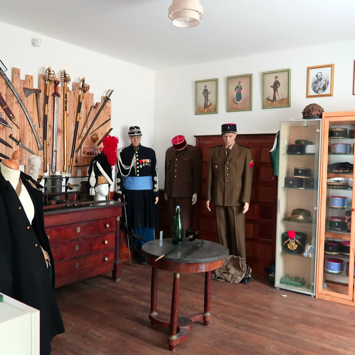 salle des uniformes et armes anciennes