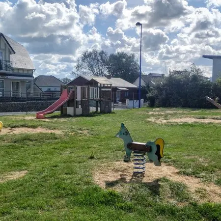 Aire de jeux hauteville sur mer derrière galerie hautaise (4)