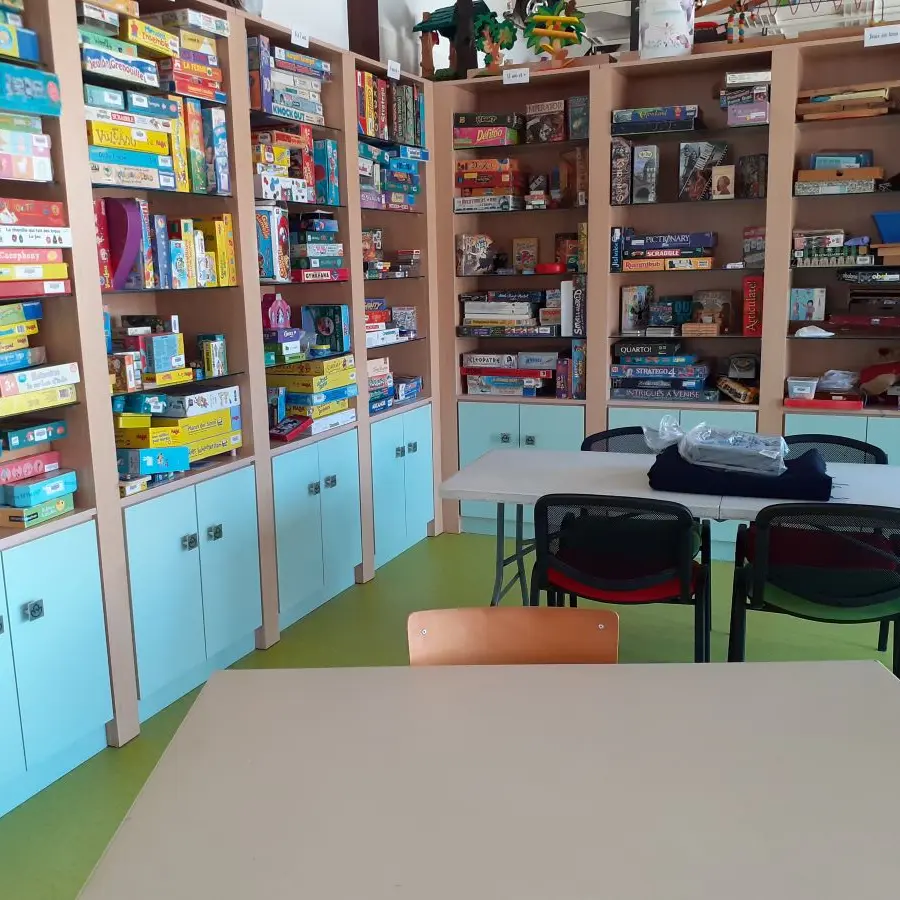 ludothèque etagere et table