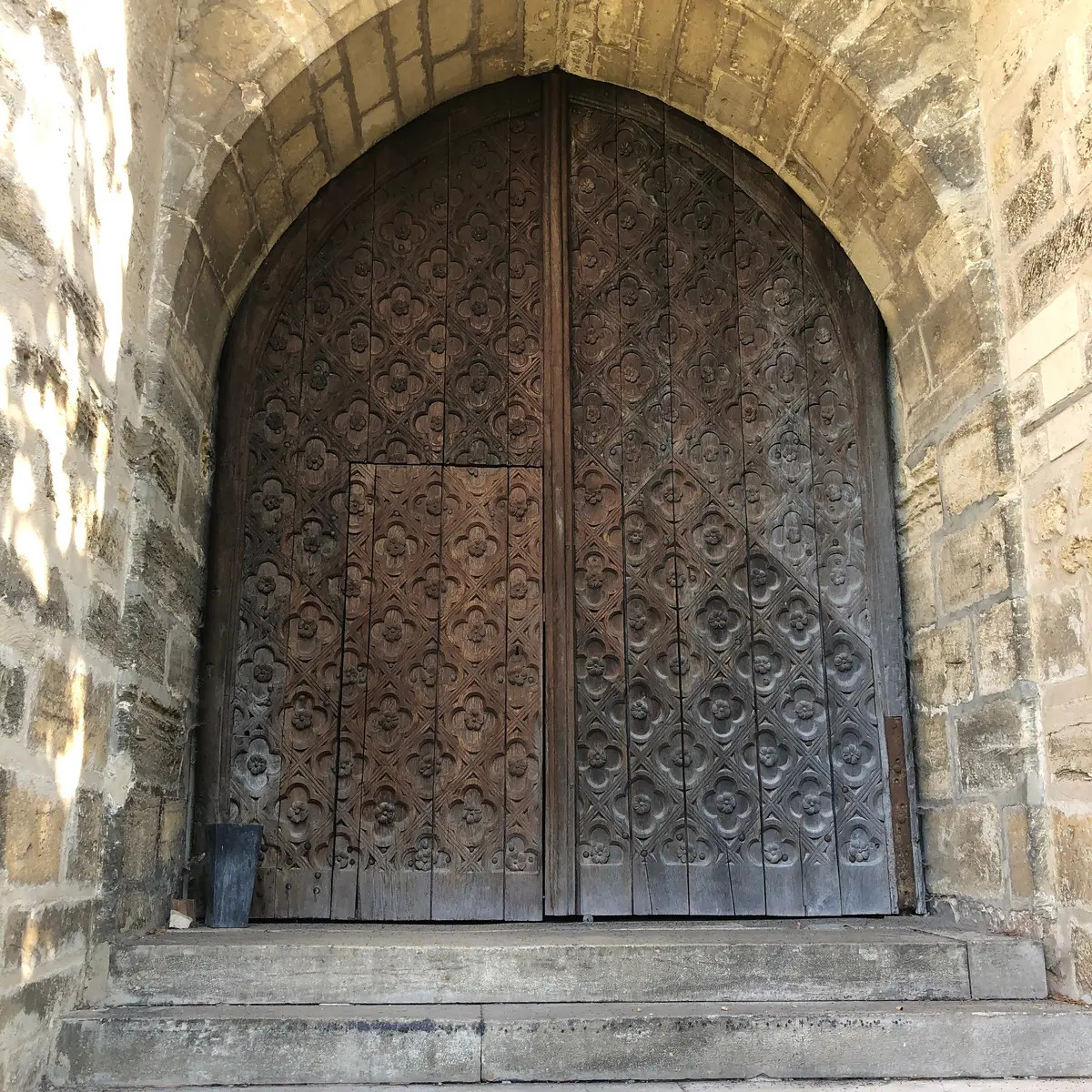 Porte d'entrée du Château - vue du parc
