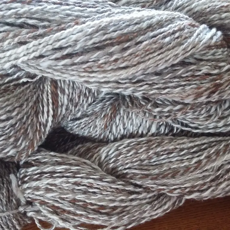 Laine d'alpaga filée main à la ferme