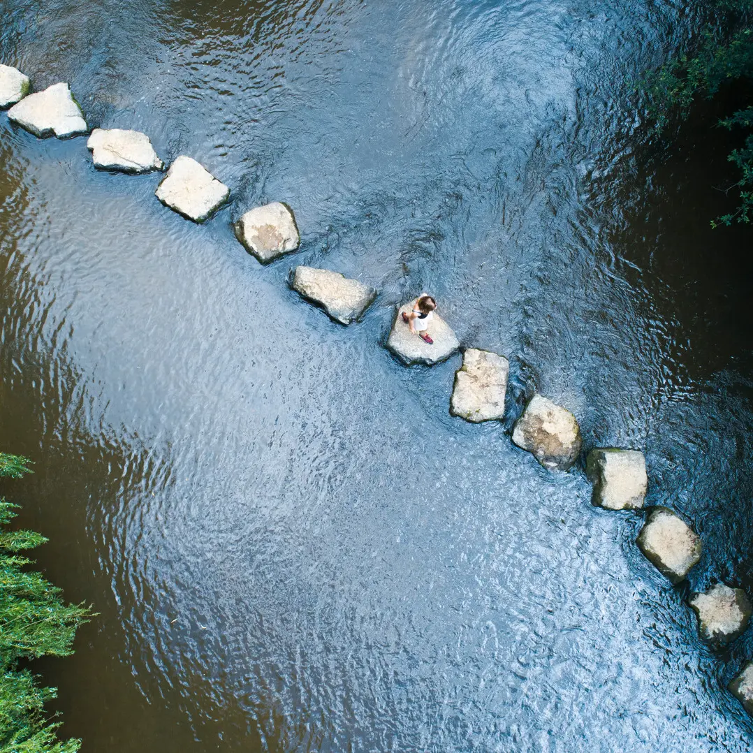 GR365_Pas_japonais_sur_la_riviere_l_Ernee-Andouille