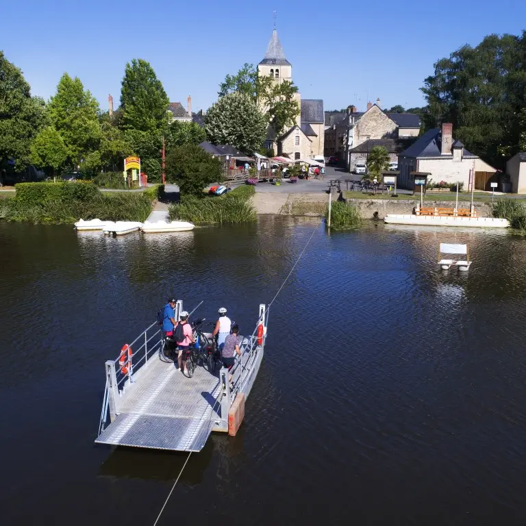 Traversee_en_bac-La_Mayenne_(riviere)_Menil-CP-Pascal_BELTRAMI_-_Mayenne_Tourisme(1)