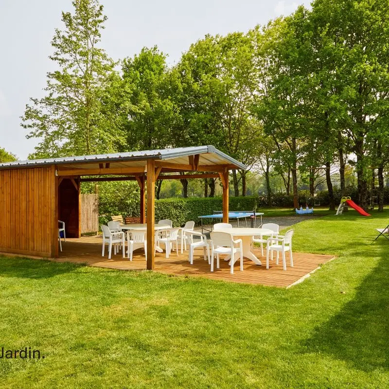 056MS000287_Guiheneuc_photo gite préau jardin