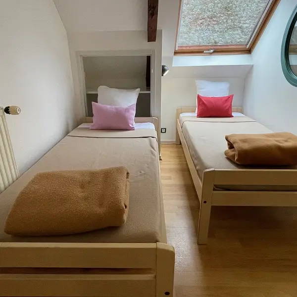 10-Petit Gîte-chambre 1 à l'étage_Pluméliau-Bieuzy_étape_hostel_Vallée du Blavet