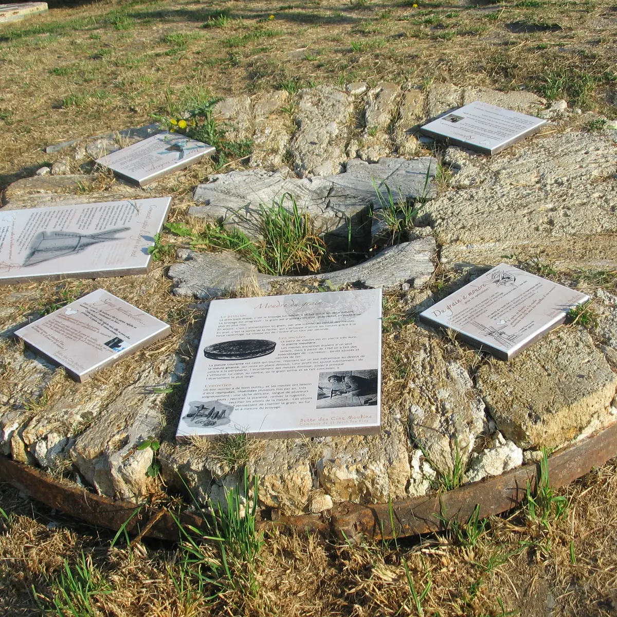 Butte des 5 moulins St Jacut - V.Grasland