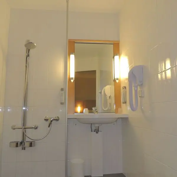 hotel-ibis-alencon-salle-d-eau