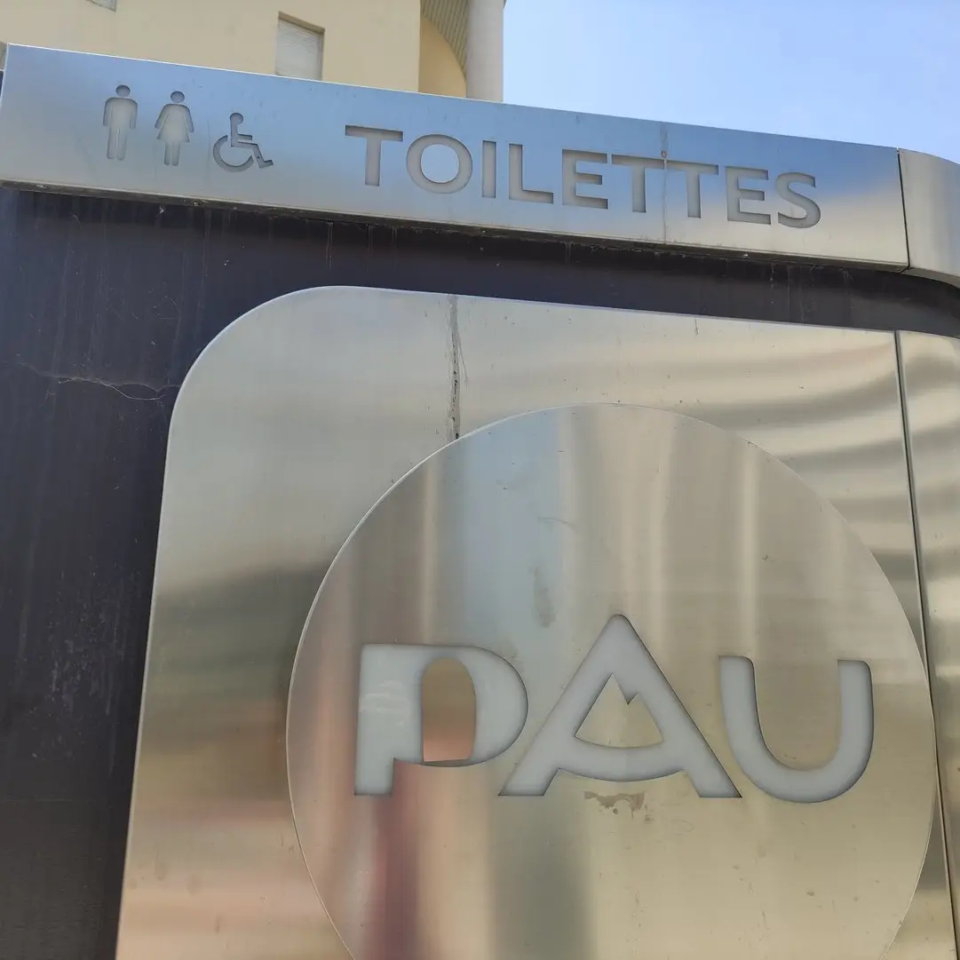 Toilettes Place d'Espagne Pau