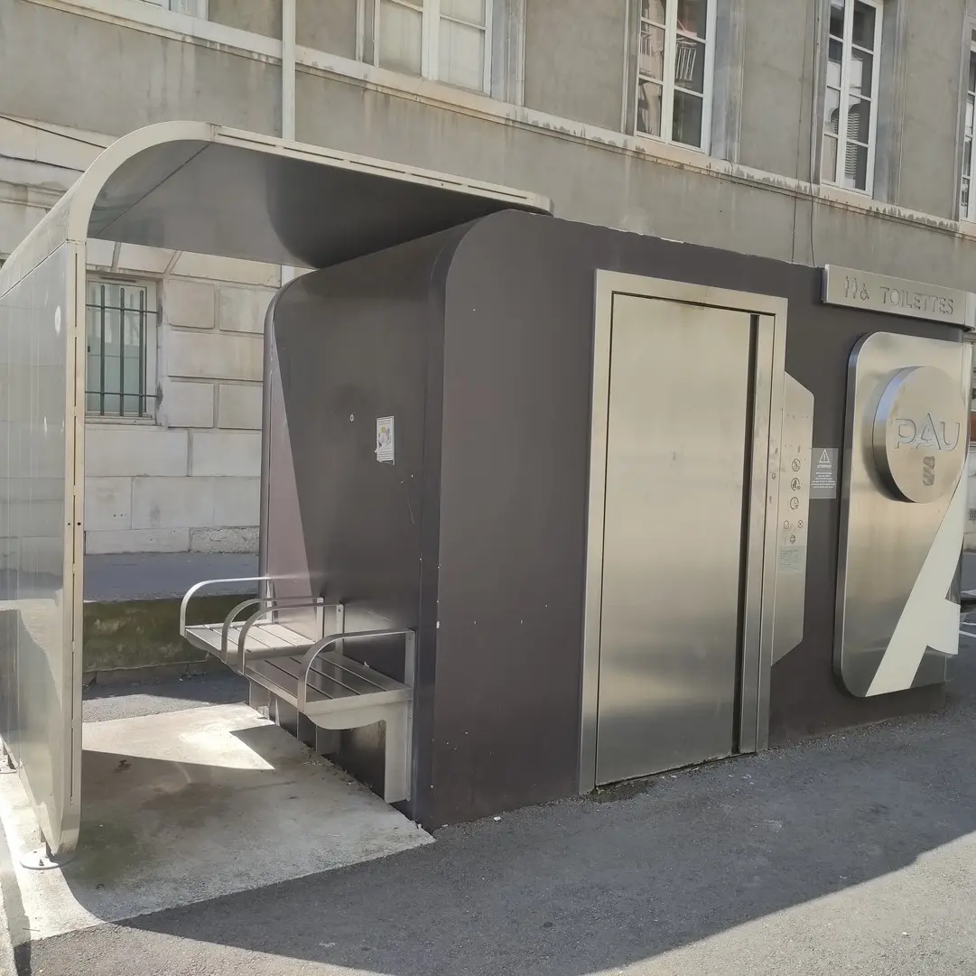 Toilettes place de la Libération Pau