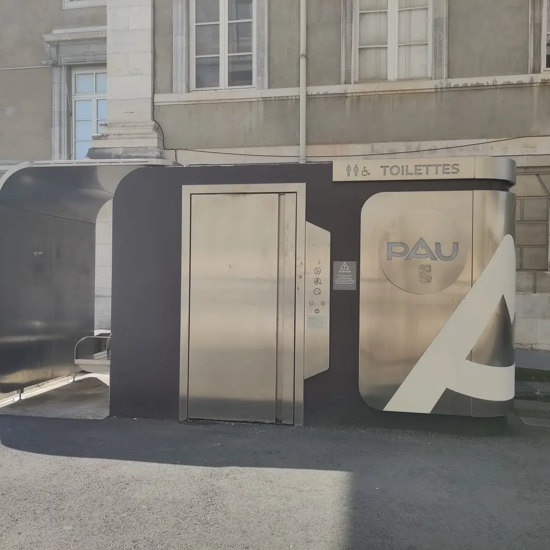 Toilettes place de la Libération Pau