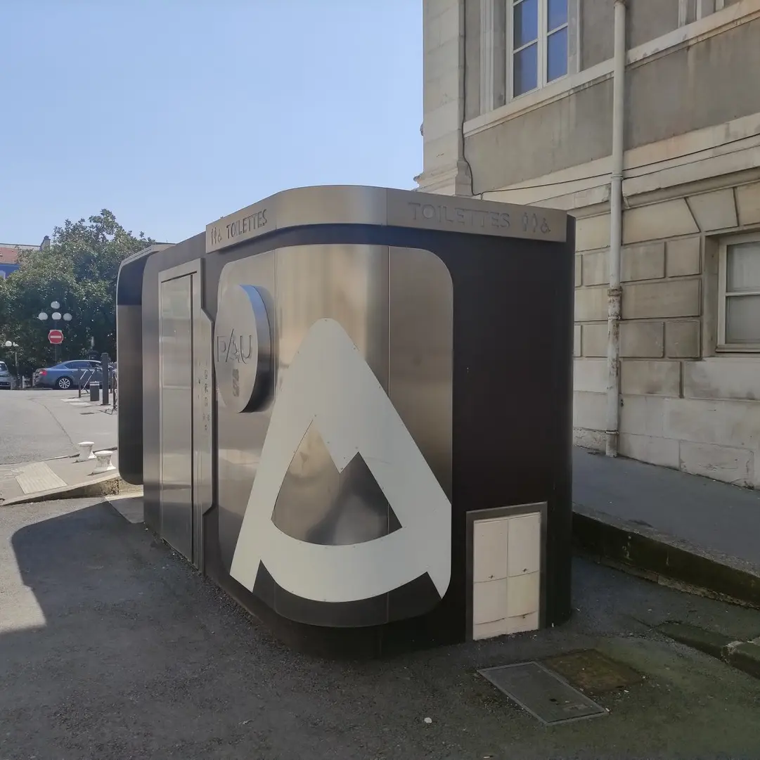Toilettes place de la Libération Pau