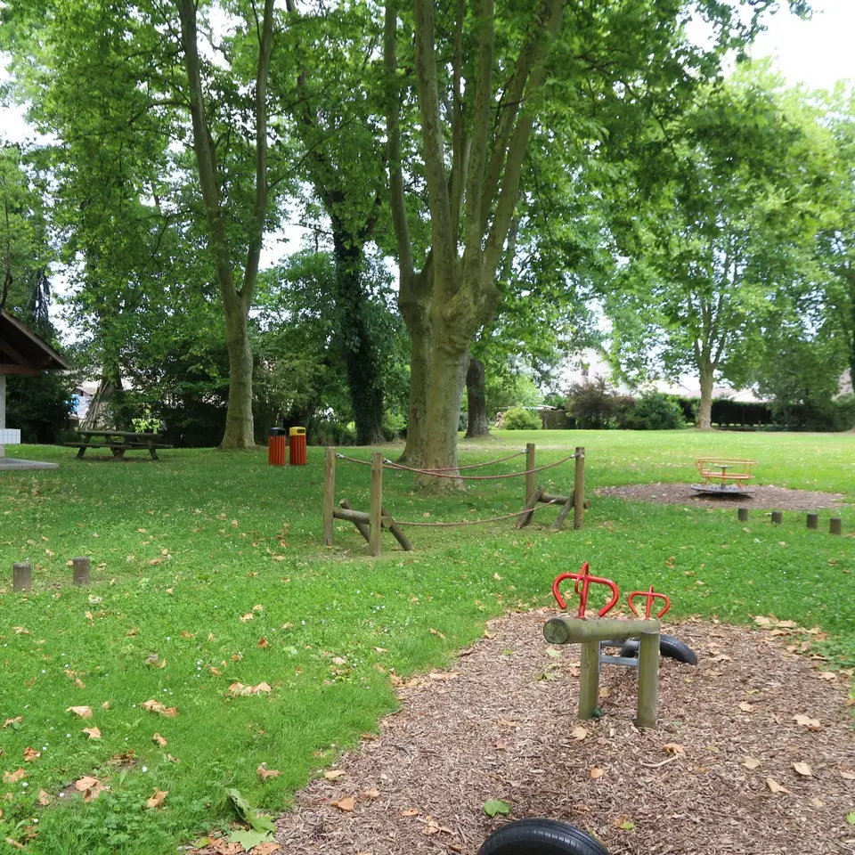 aire de pique nique - Uzein - jeux pour enfants
