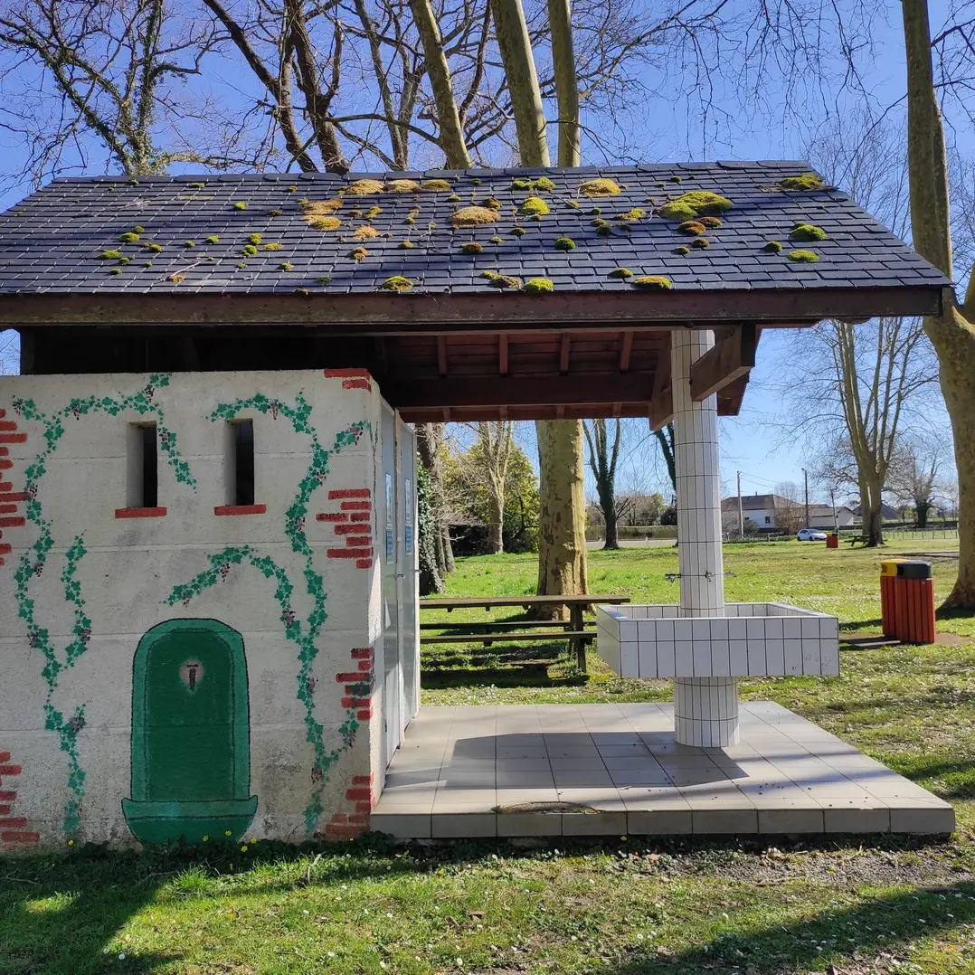 aire de pique nique - Uzein - toilettes