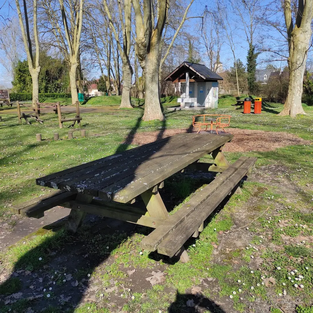 aire de pique nique - Uzein - les tables