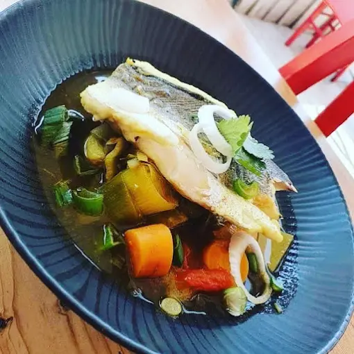 Bouillon de poisson au gingembre et coriandre avec ses légumes