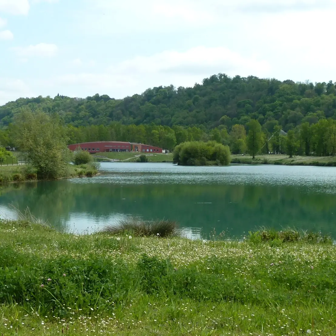 Vue sur le lac de Laroin - le lac