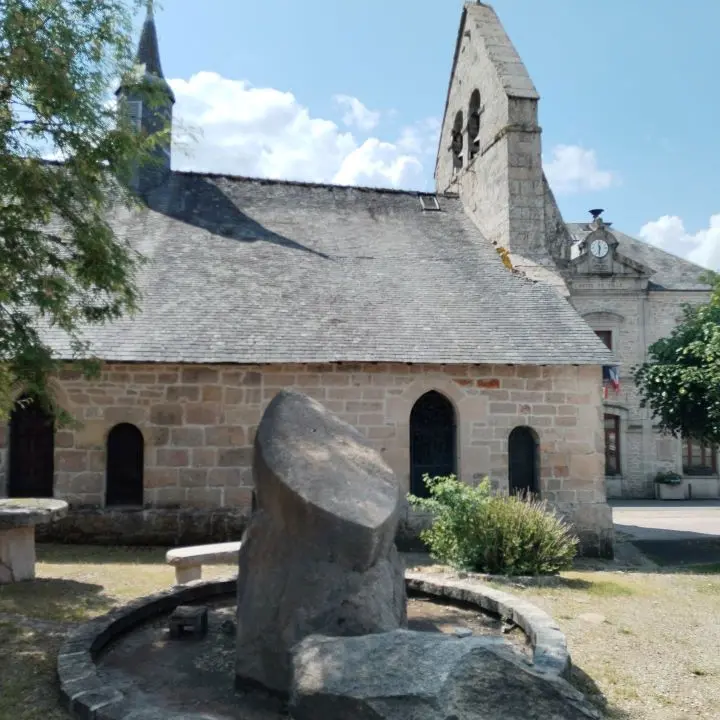 Eglise et fontaine Bugeat © Valérie Pigerol