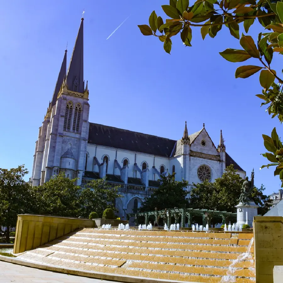 Place de la Libération - Église Saint-Jacques Pau