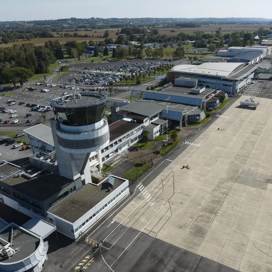 Vue de l'aéroport en drone tour de controle