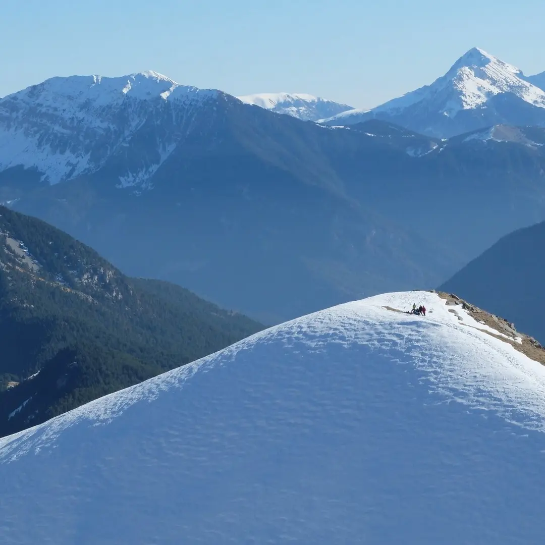 Au delà du boulevard - Gelos - Montagnes enneigées
