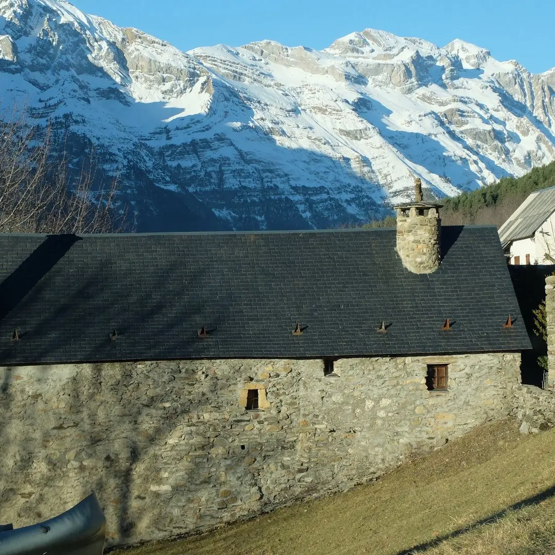 Au delà du boulevard - Gelos - Maison et montagnes enneigées