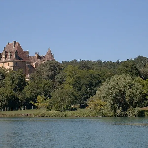 chateau-de-lanquais-et-lac