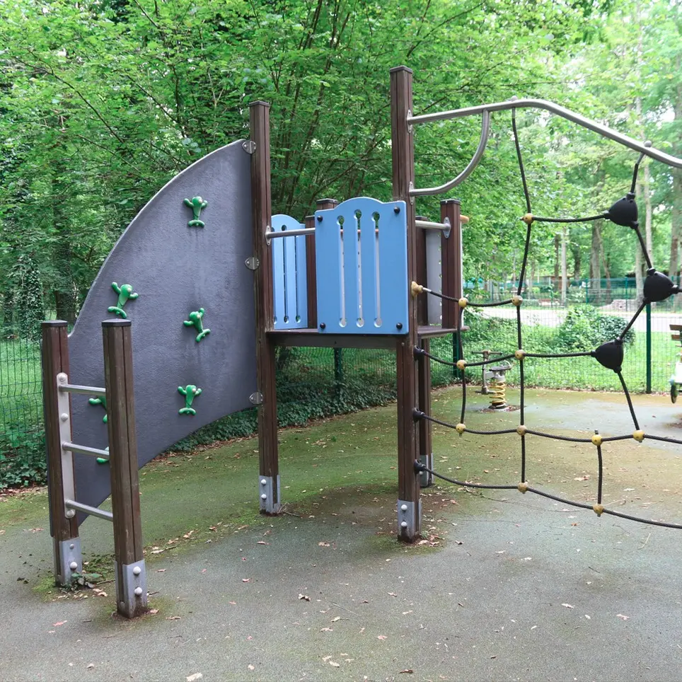 Aire de jeux - lons - l'escalade