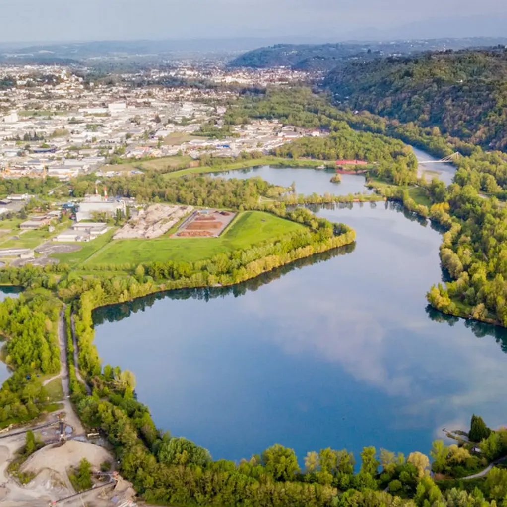Vue sur le lac de Laroin - vue aérienne