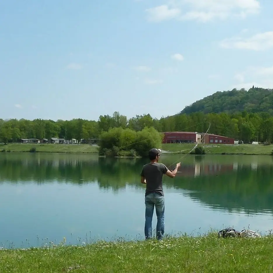 Vue sur le lac de Laroin - pêcheur