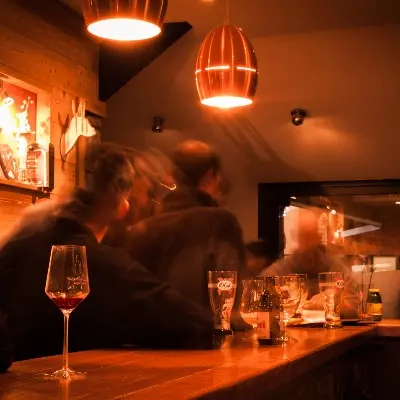 Bar Le Balthazar-comptoir bondé WEB