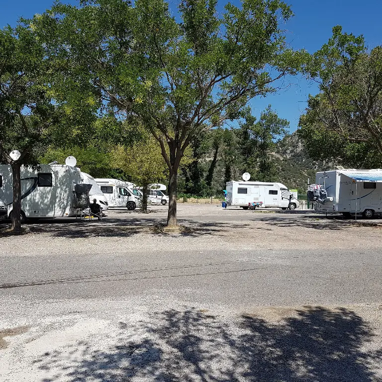 66-vinca-le-lac-portes-du-canigou-aire-etape-camping-car-park