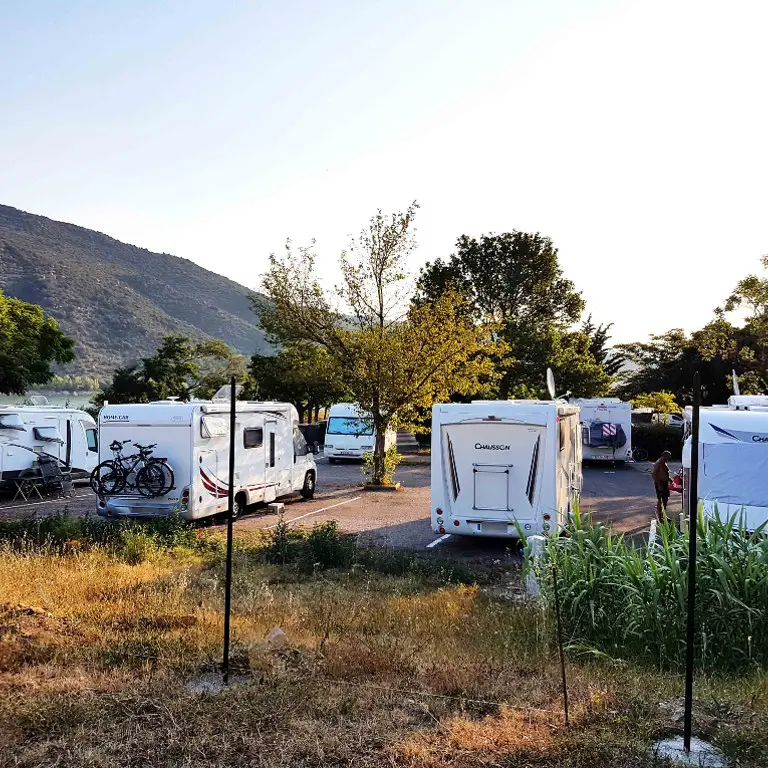 66-vinca-le-lac-portes-du-canigou-aire-etape-camping-car-park-aire