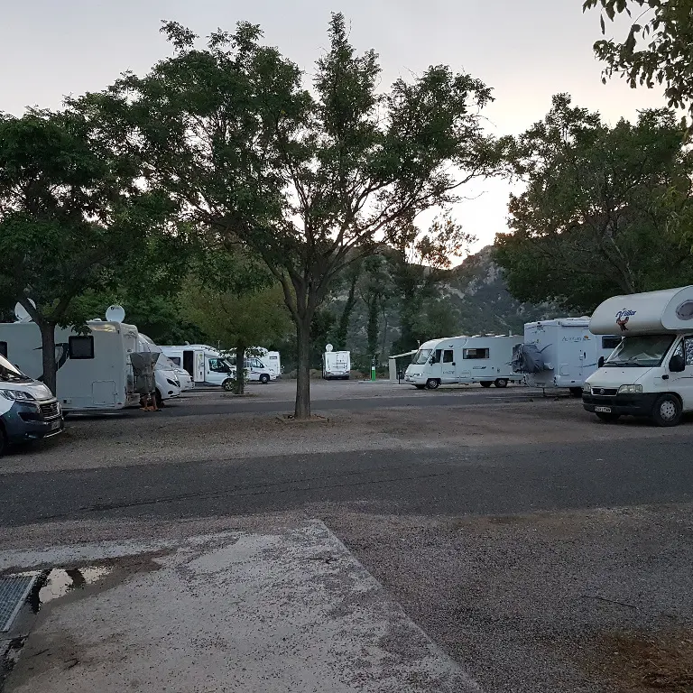 66-vinca-le-lac-portes-du-canigou-aire-etape-camping-car-park-languedoc-roussillon