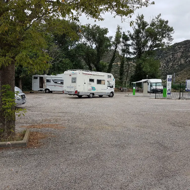 66-vinca-le-lac-portes-du-canigou-aire-etape-camping-car-park-service