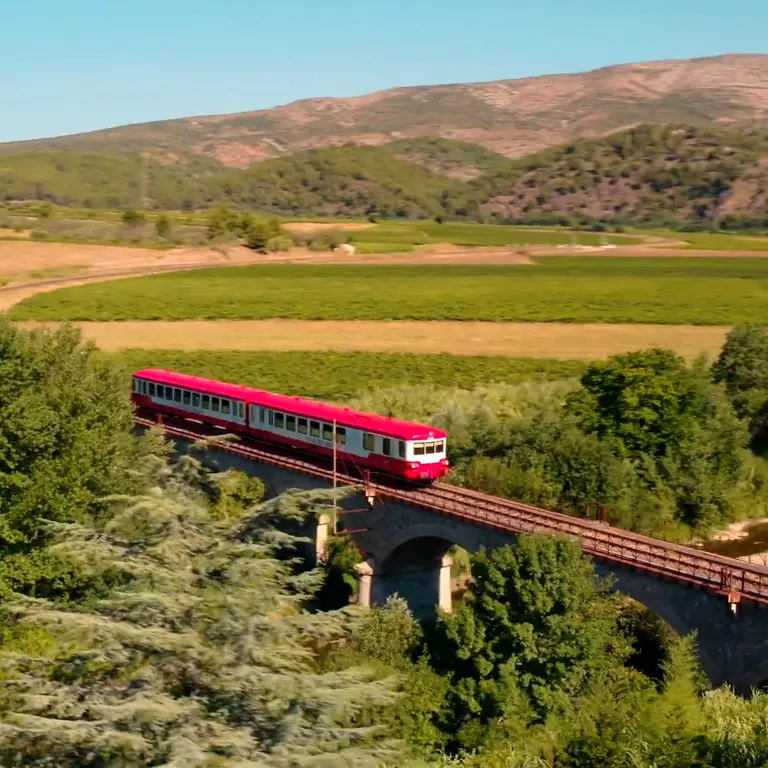 Rivesaltes_train rouge dans la vallée_ ©perpignan méditerranée 1024x768