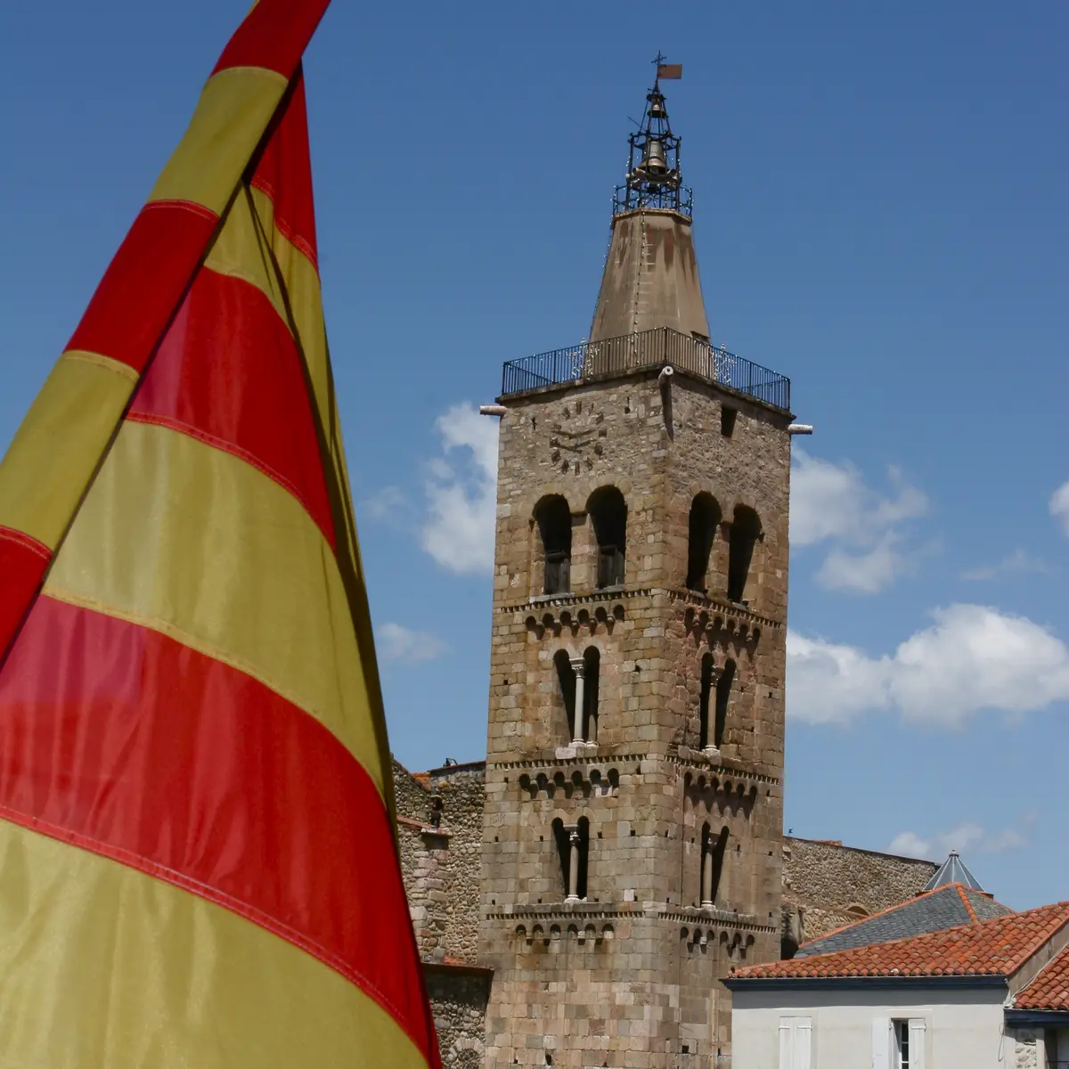 clôcher et drapeau prades