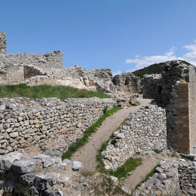 fenouillet_chateau_ruines_et_parties_restaurnes