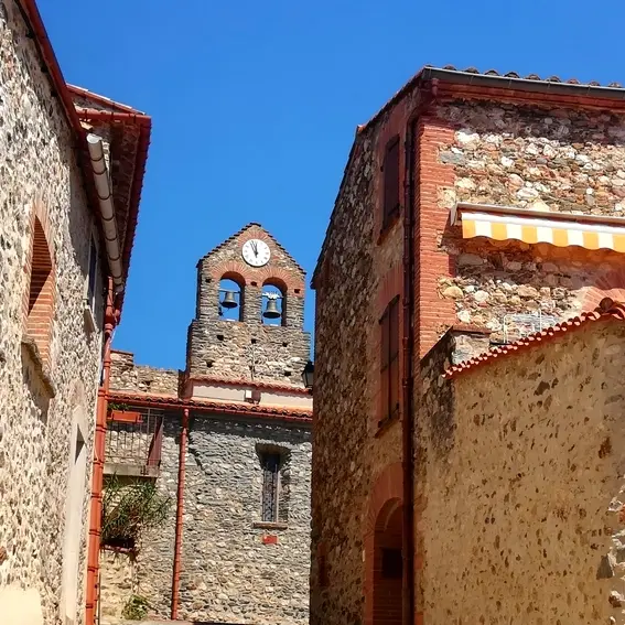 Une ruelle de Vivès et son clocher_2