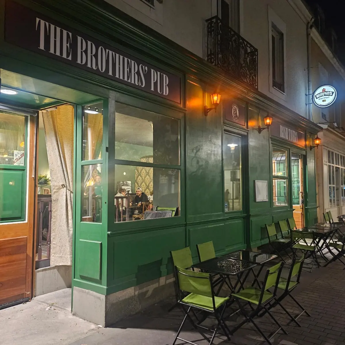 Brothers pub nuit devanture