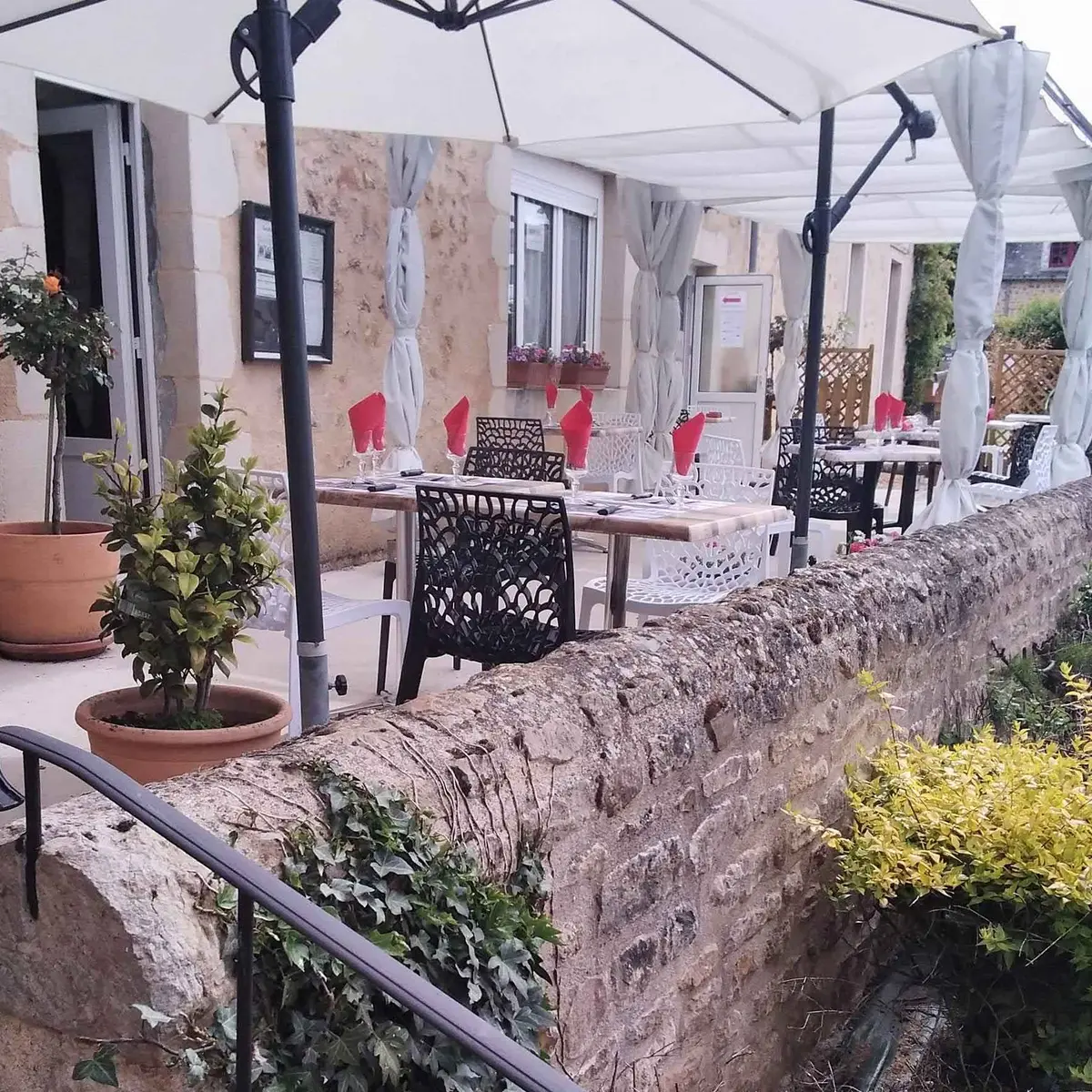 Terrasse-La-Place-Chevillé