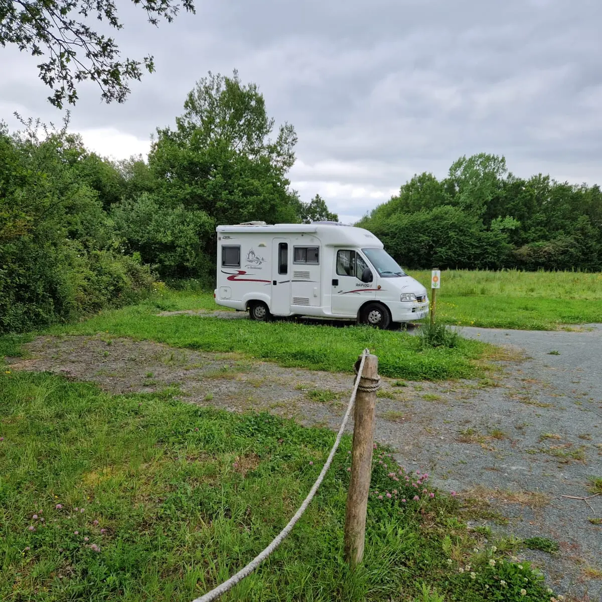 aire-de-camping-car-france-passion-melli-ouest-saint-laurent-de-la-salle-85 (2)