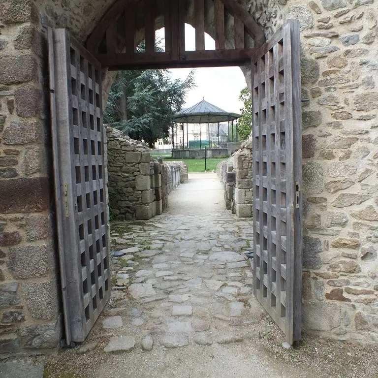 chatealet-donnant-sur-parc