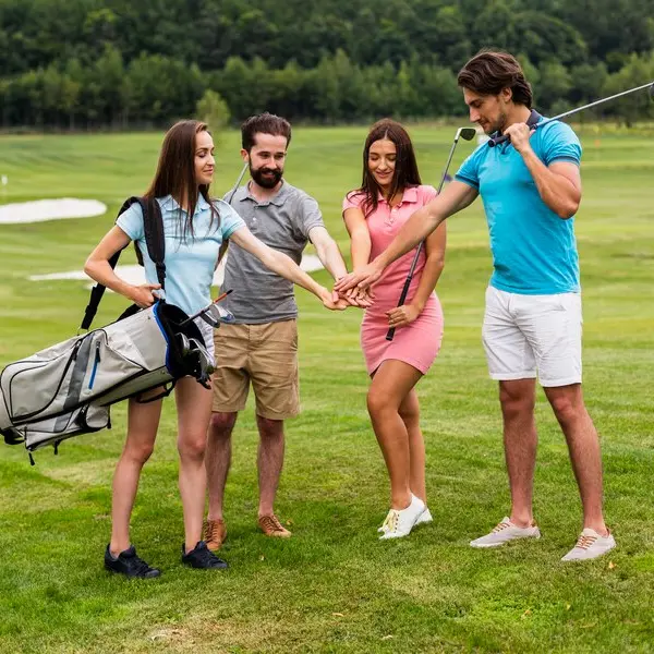 groupe-golfeurs-se-preparant-pour-jeu_23-2148295325 (1)