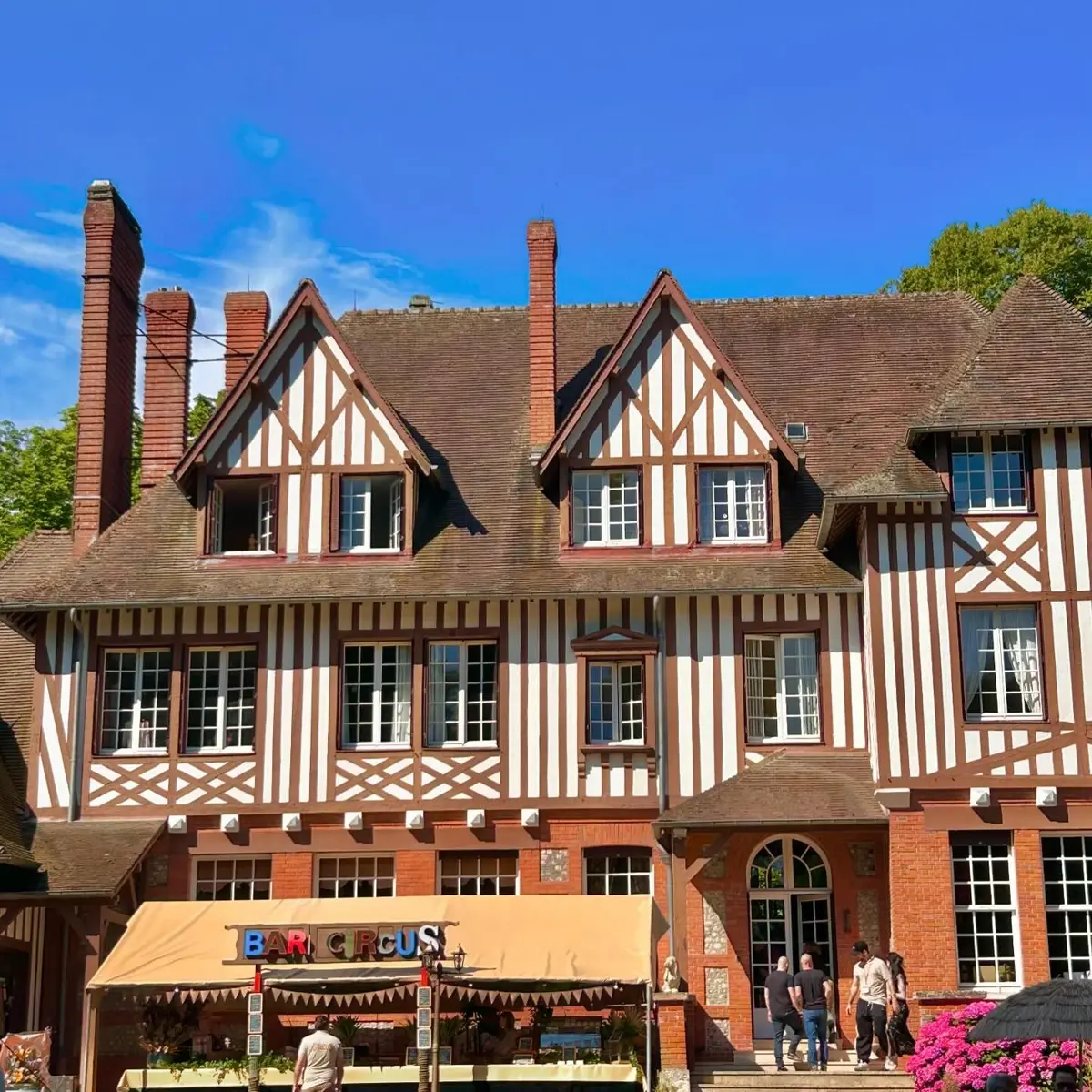 Bar circus et le manoir