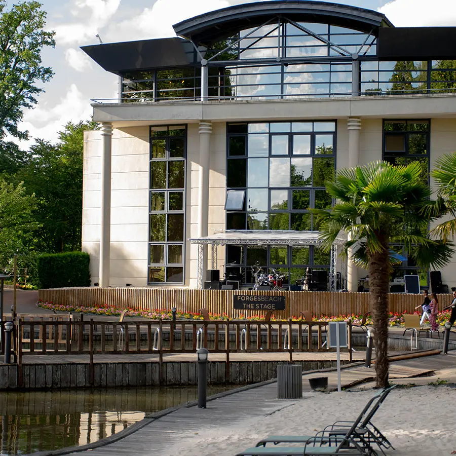 Plage et Façade du ForgesHotel