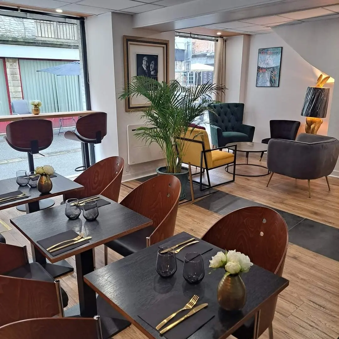 Les  garçons à table