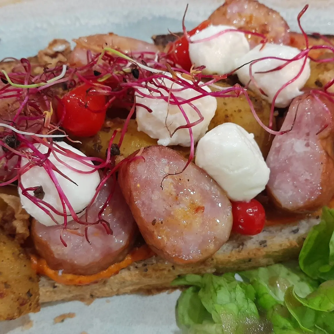 Les garçons à table